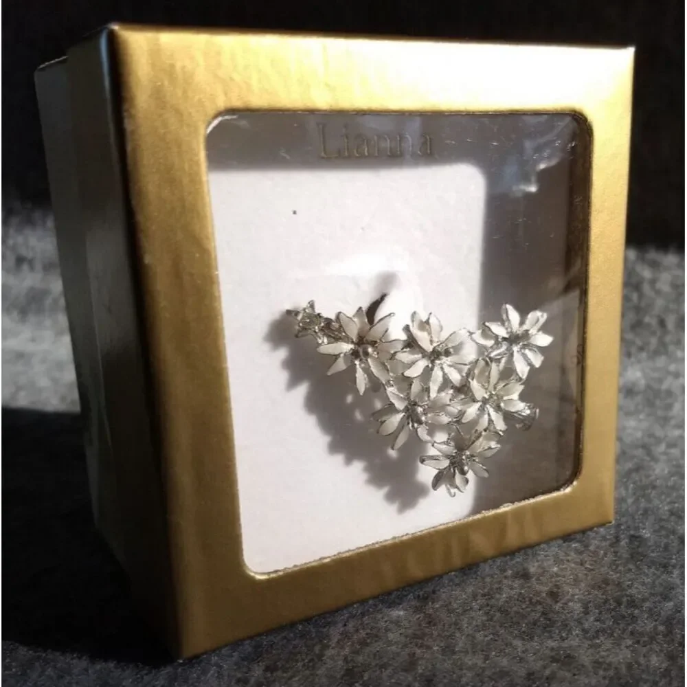 LIA Lianna White Enamel Poinsettia Christmas Tree Brooch Rhinestone Star Box VTG